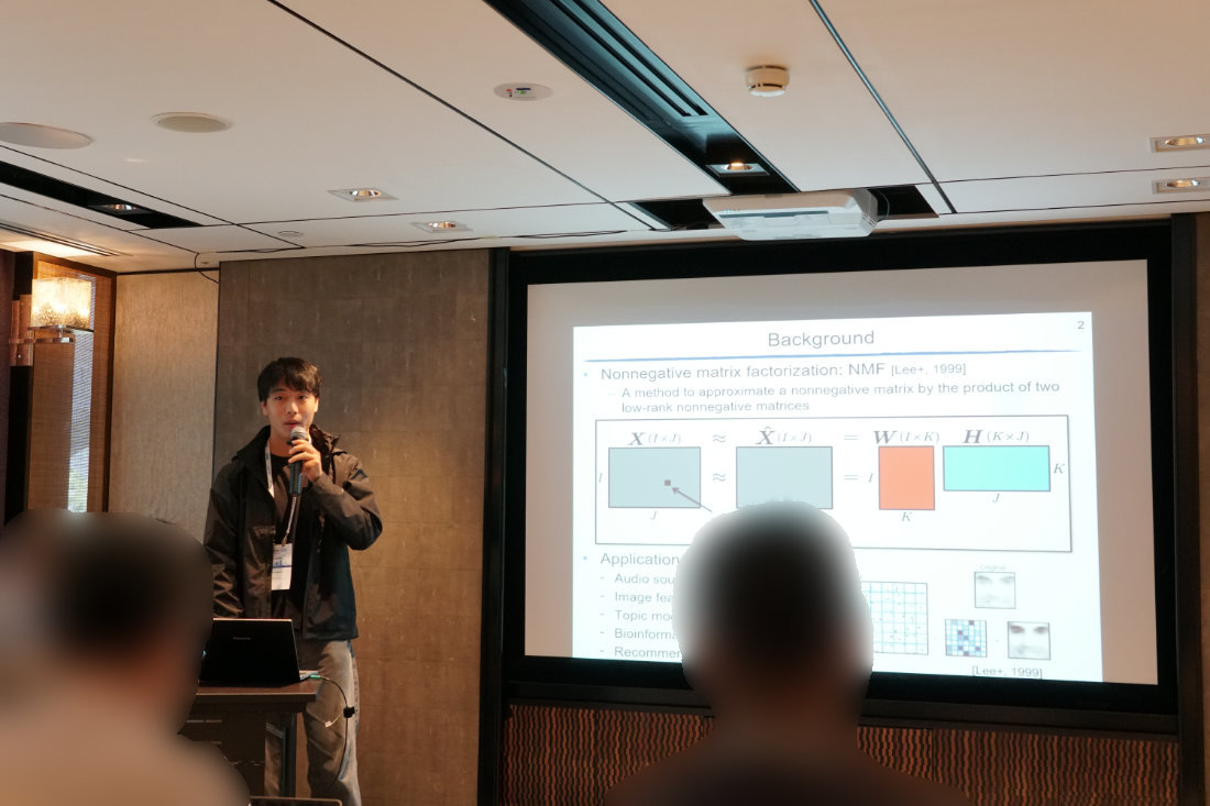 オーラル発表中の小川遼君