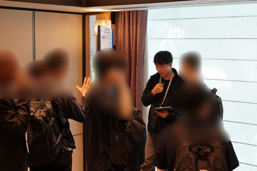 ポスター発表中の小川遼君2