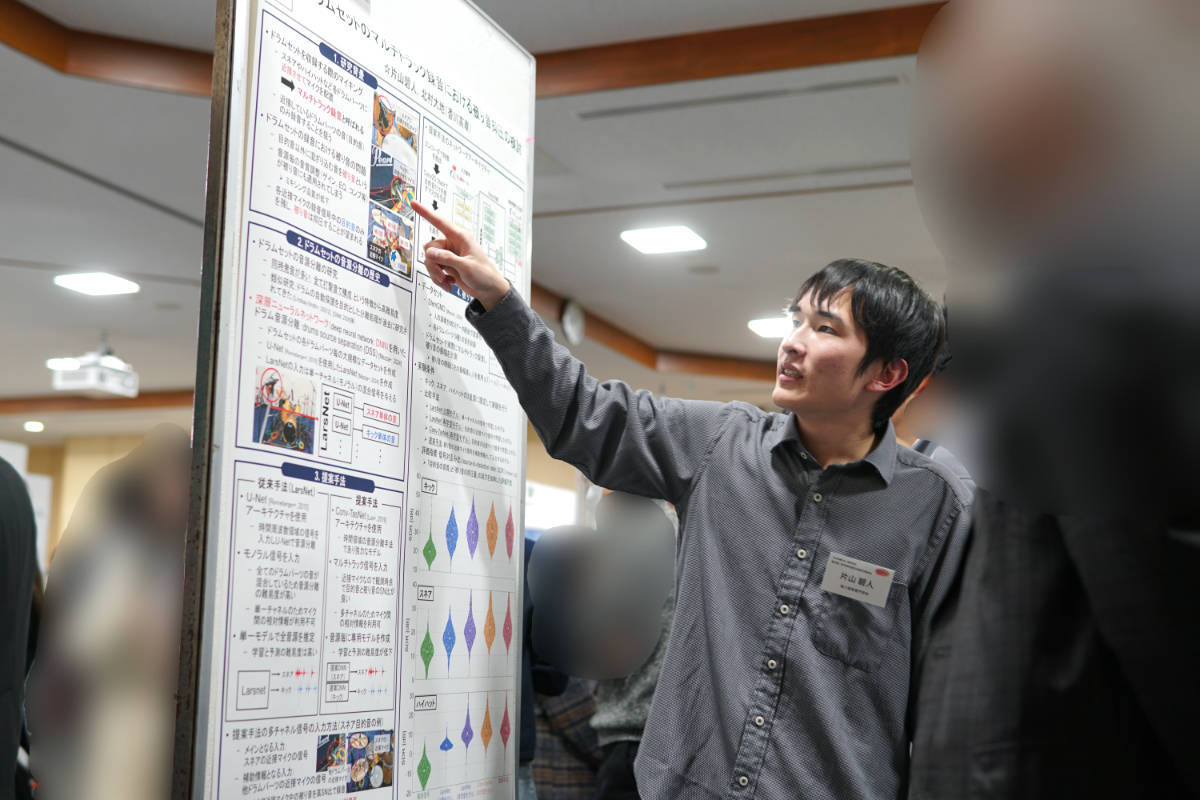 ポスター発表中の片山碧人君の写真