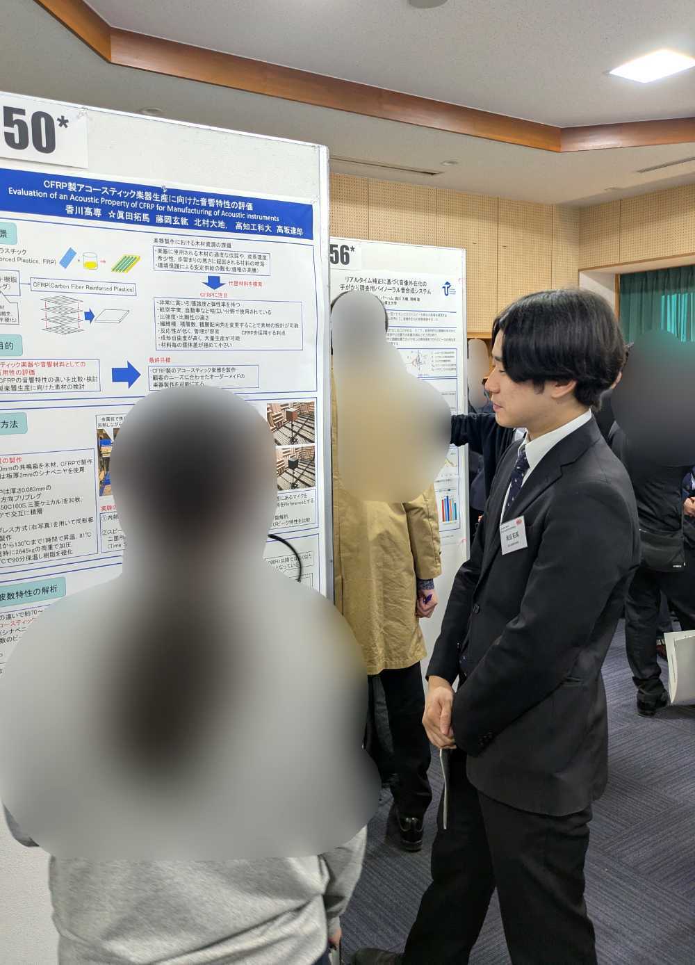 ポスター発表中の眞田拓馬君の写真