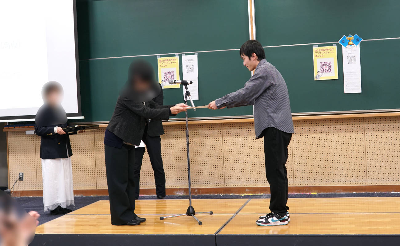 授賞式で賞状を受け取る片山君