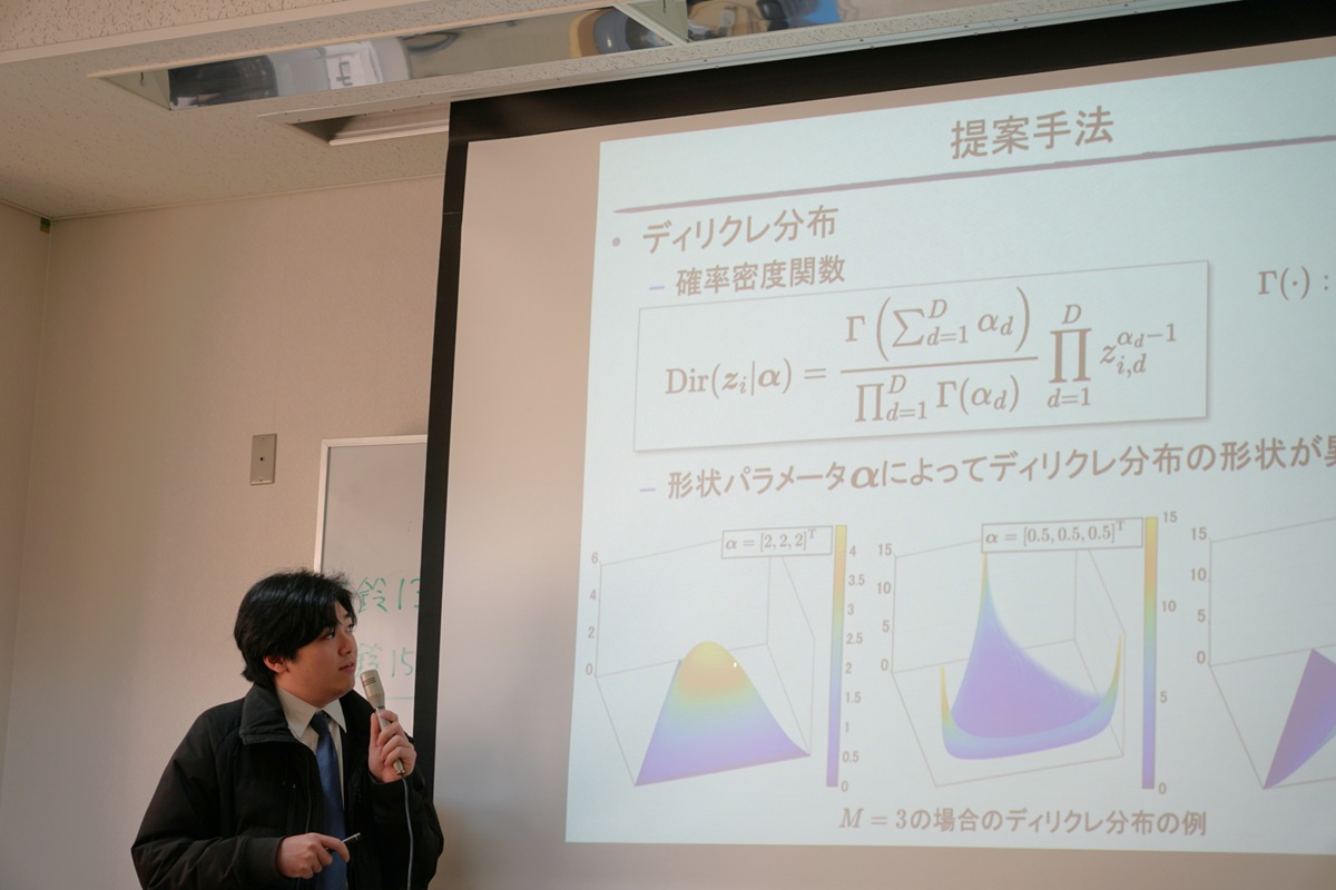 鈴木慶君の発表中の写真
