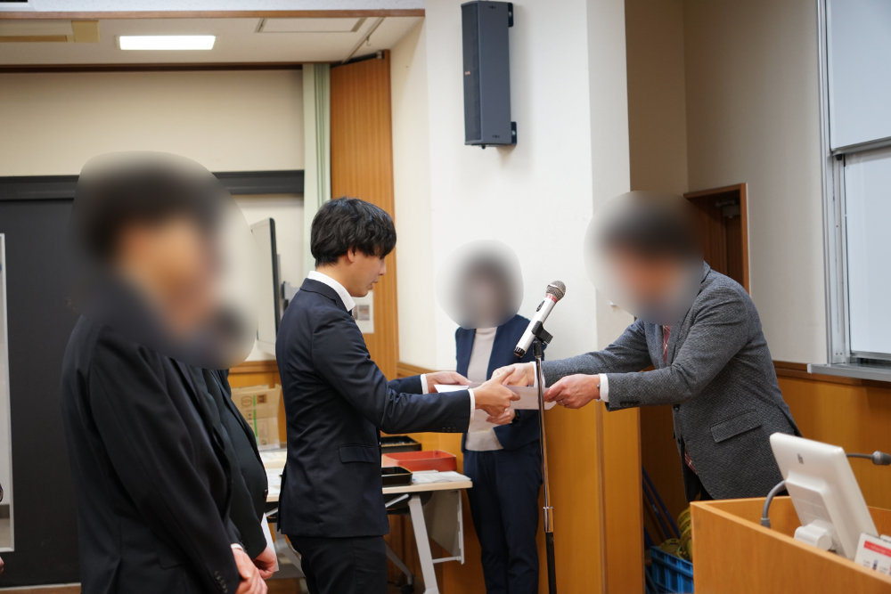 受賞時の小川君の写真