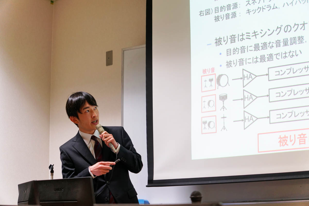 片山碧人君の発表中の写真